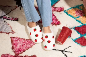 [COSYHARU公式] Mare Slippers 関税・送料込み Soft and Cozy Lounge Strawberry Slippers — Zee Perfect Gift®